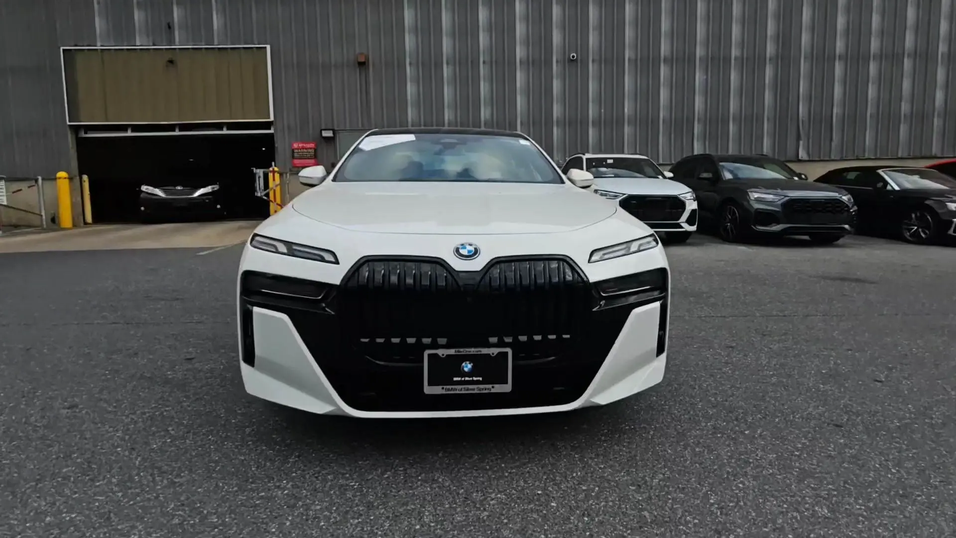 BMW i7 xDrive60 M SPORT LINE 2023 - доставка авто из США