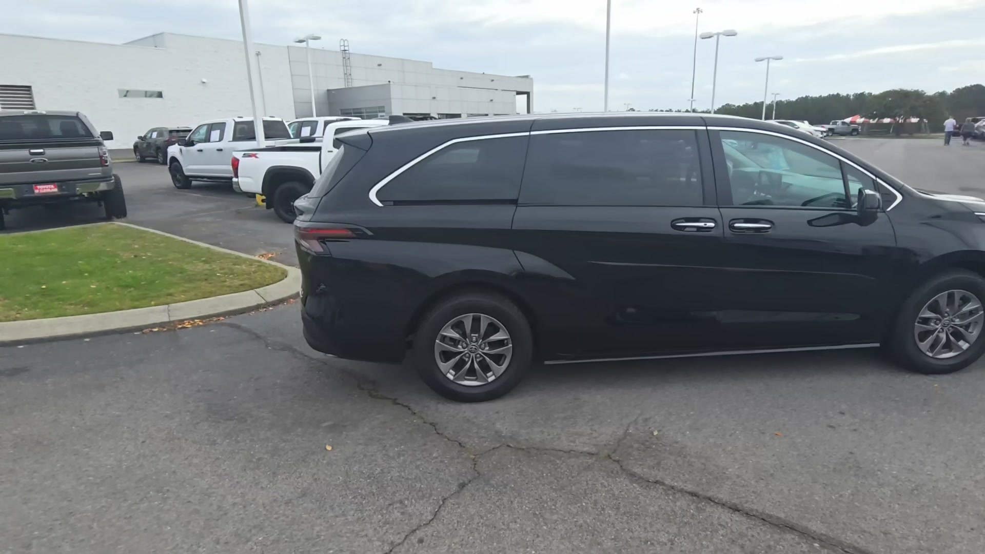 Toyota Sienna XLE 7-Passenger 120.5″ WB 2023 | Grand Car Toyota Sienna XLE 7-Passenger 120.5″ WB 2023 - доставка авто из США