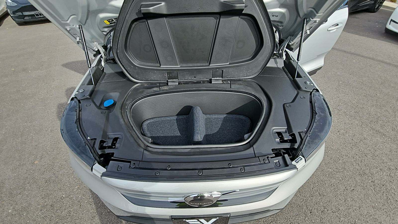 Volvo XC40 Recharge Pure Electric Plus 2023 | Grand Car Volvo XC40 Recharge Pure Electric Plus 2023 - доставка авто из США