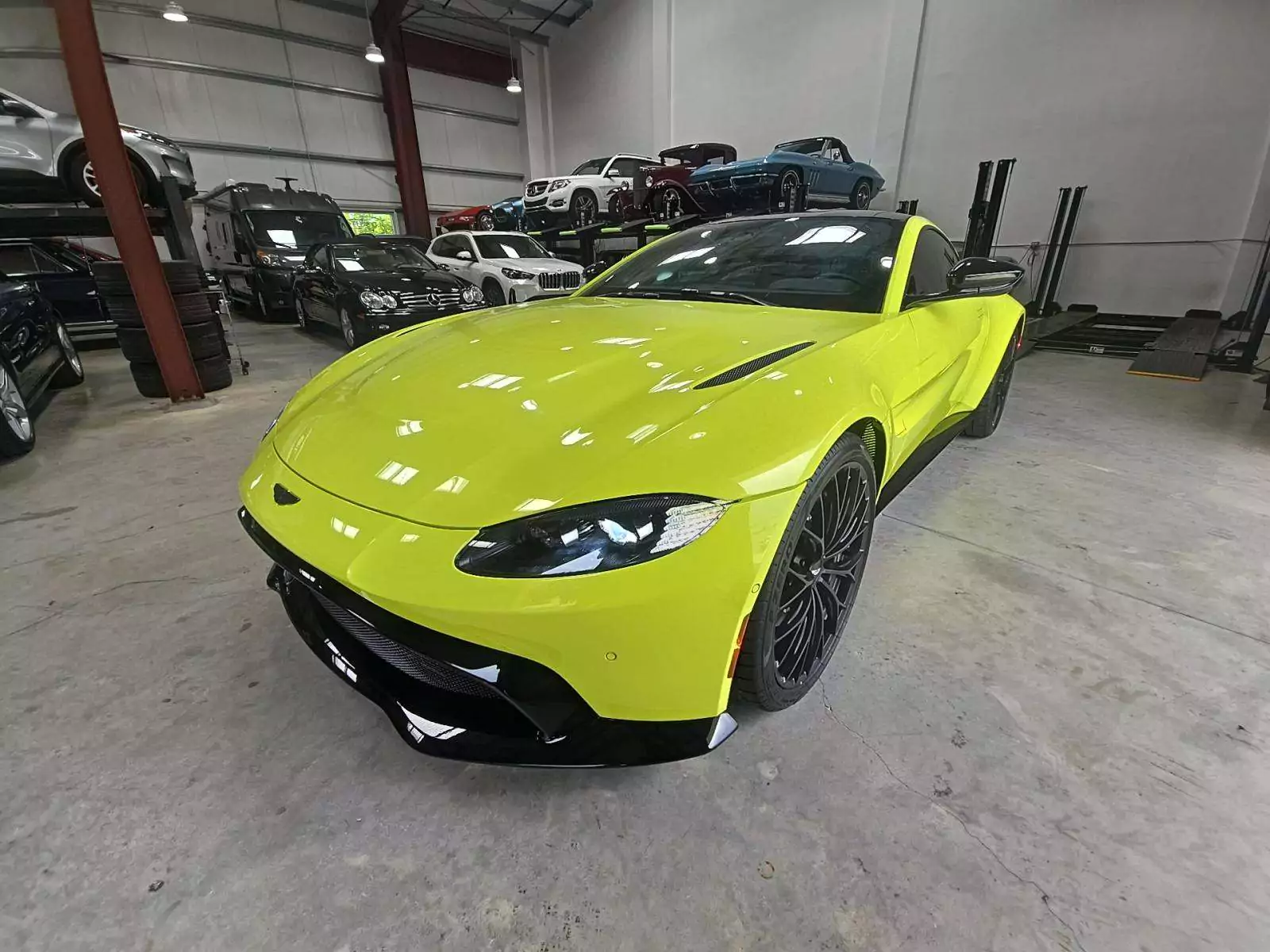 Aston Martin Vantage Coupe 2023 - доставка авто из США