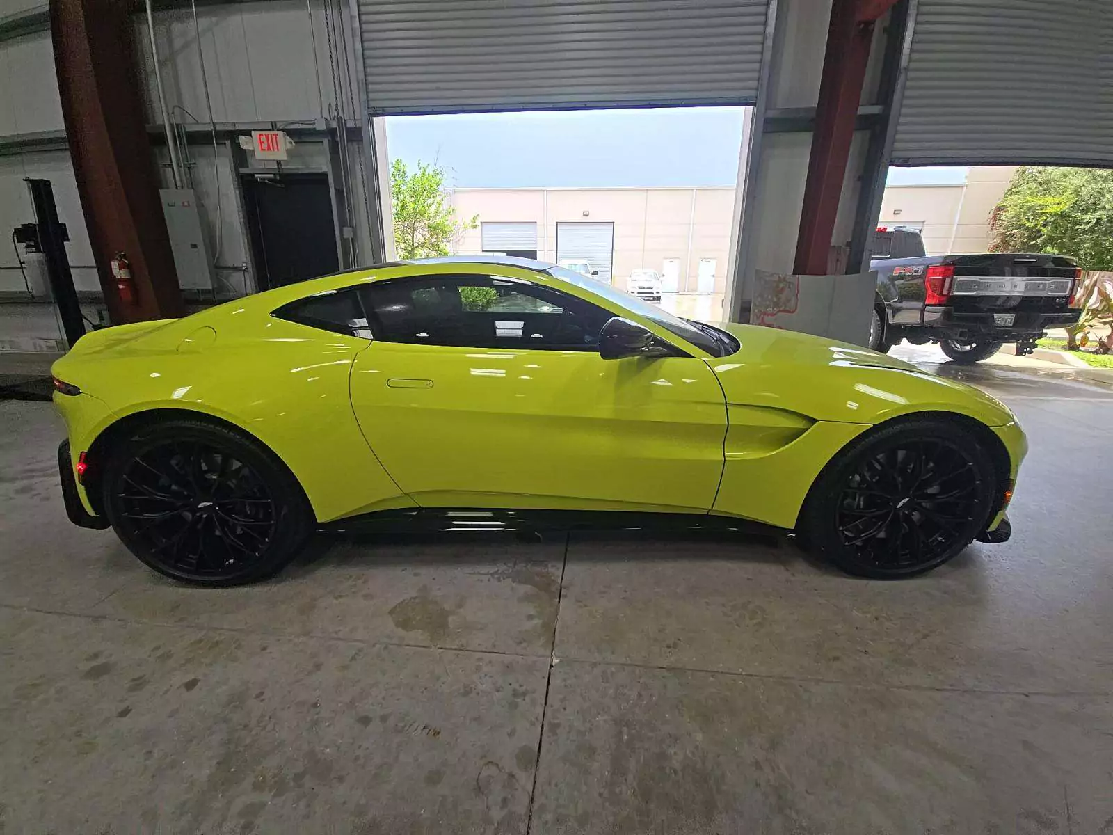 Aston Martin Vantage Coupe 2023 | Grand Car Aston Martin Vantage Coupe 2023 - доставка авто из США
